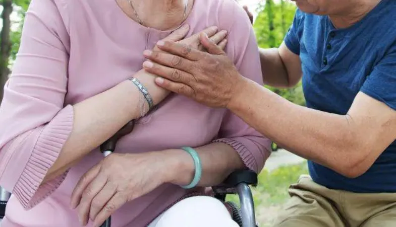 中國(guó)超2億老年人患慢性?。∪绾巫尷先税残牡木蛹茵B(yǎng)老？